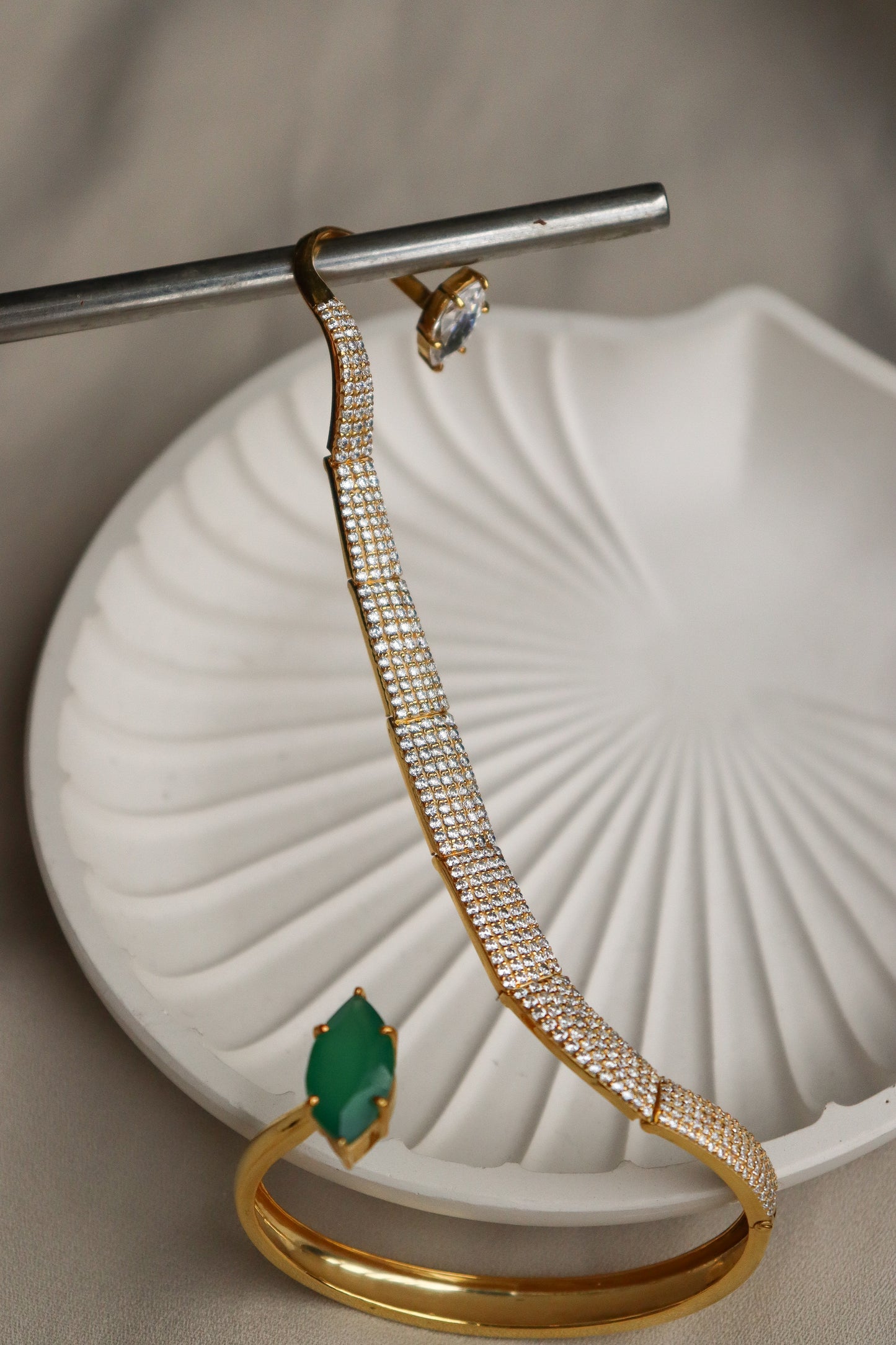 VELOURA HAND BRACELET