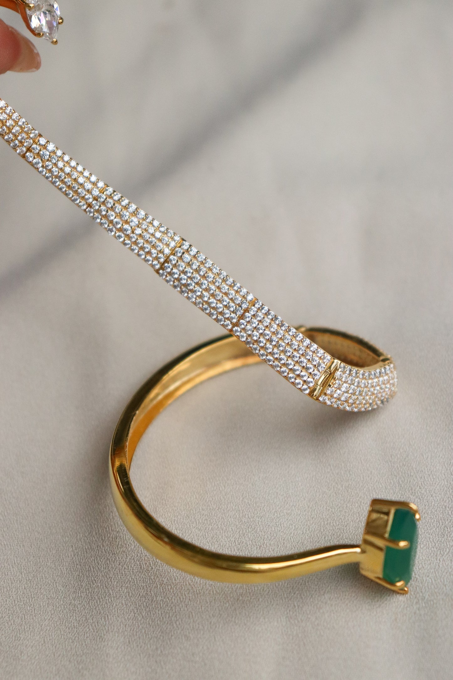 VELOURA HAND BRACELET