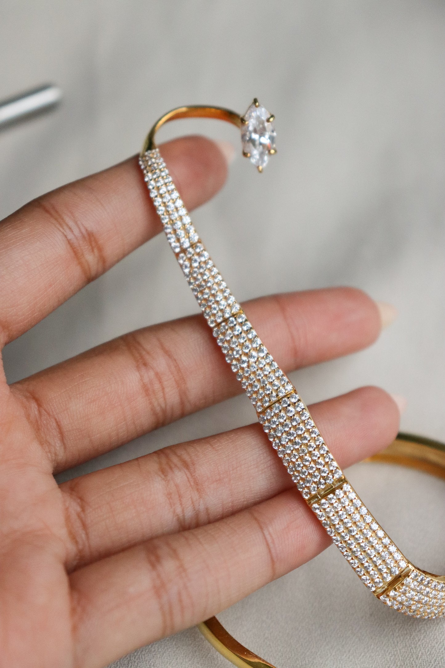 VELOURA HAND BRACELET