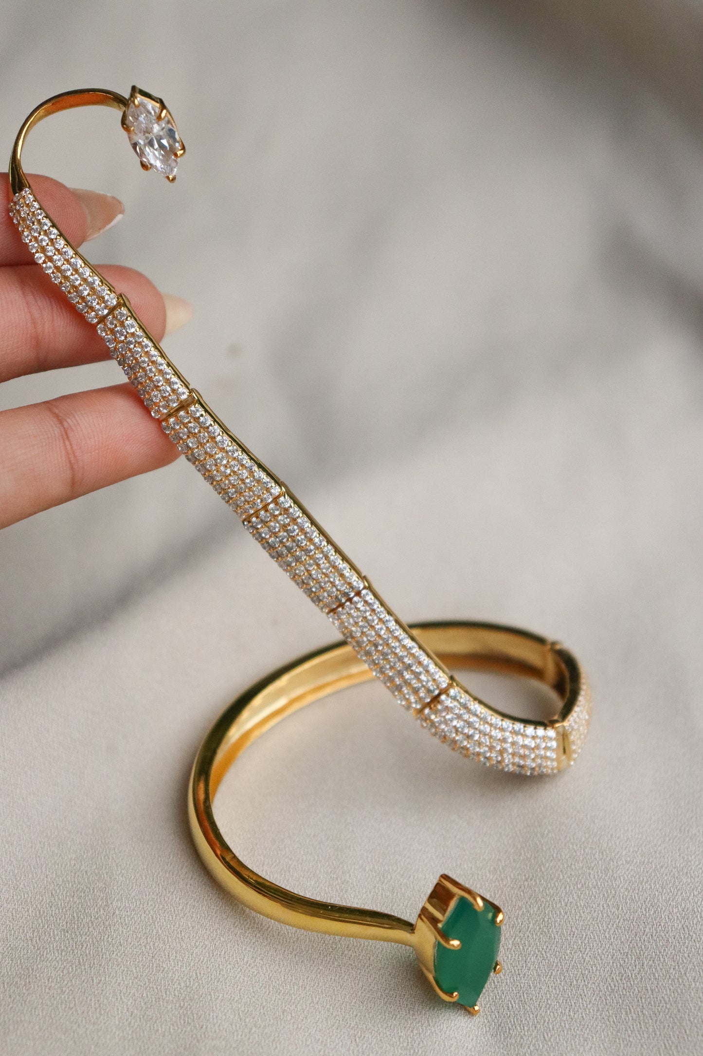 VELOURA HAND BRACELET