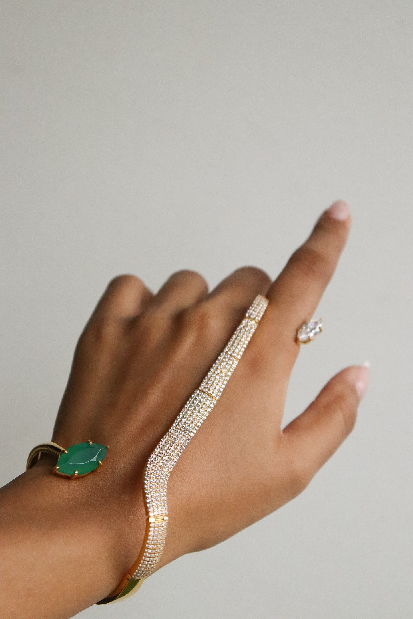 VELOURA HAND BRACELET