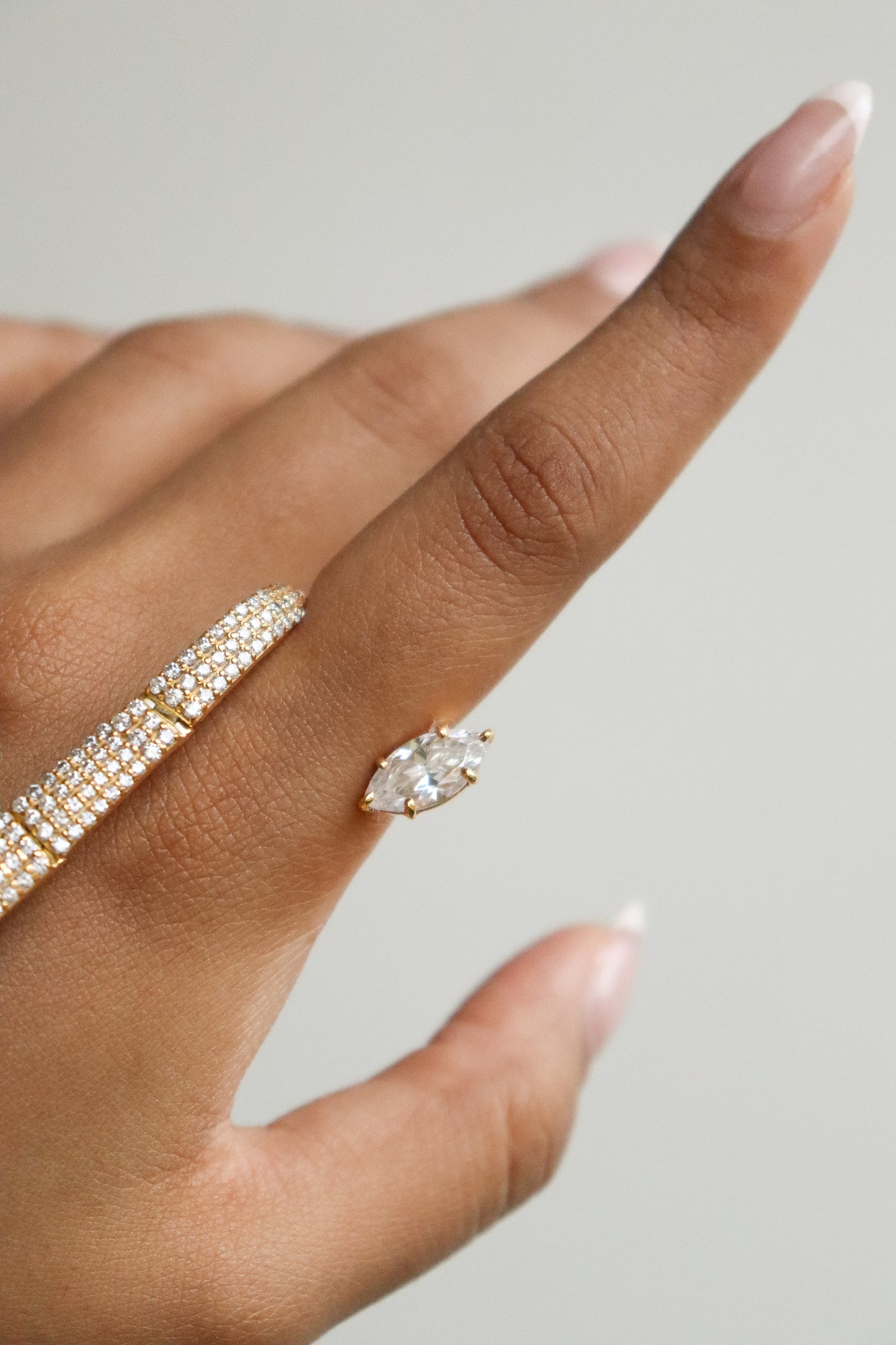 VELOURA HAND BRACELET