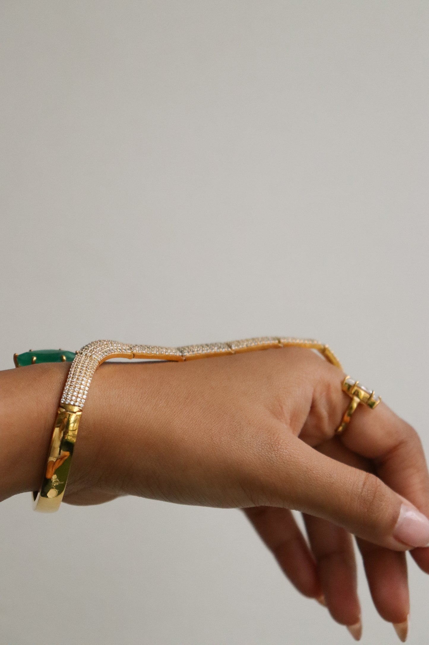 VELOURA HAND BRACELET