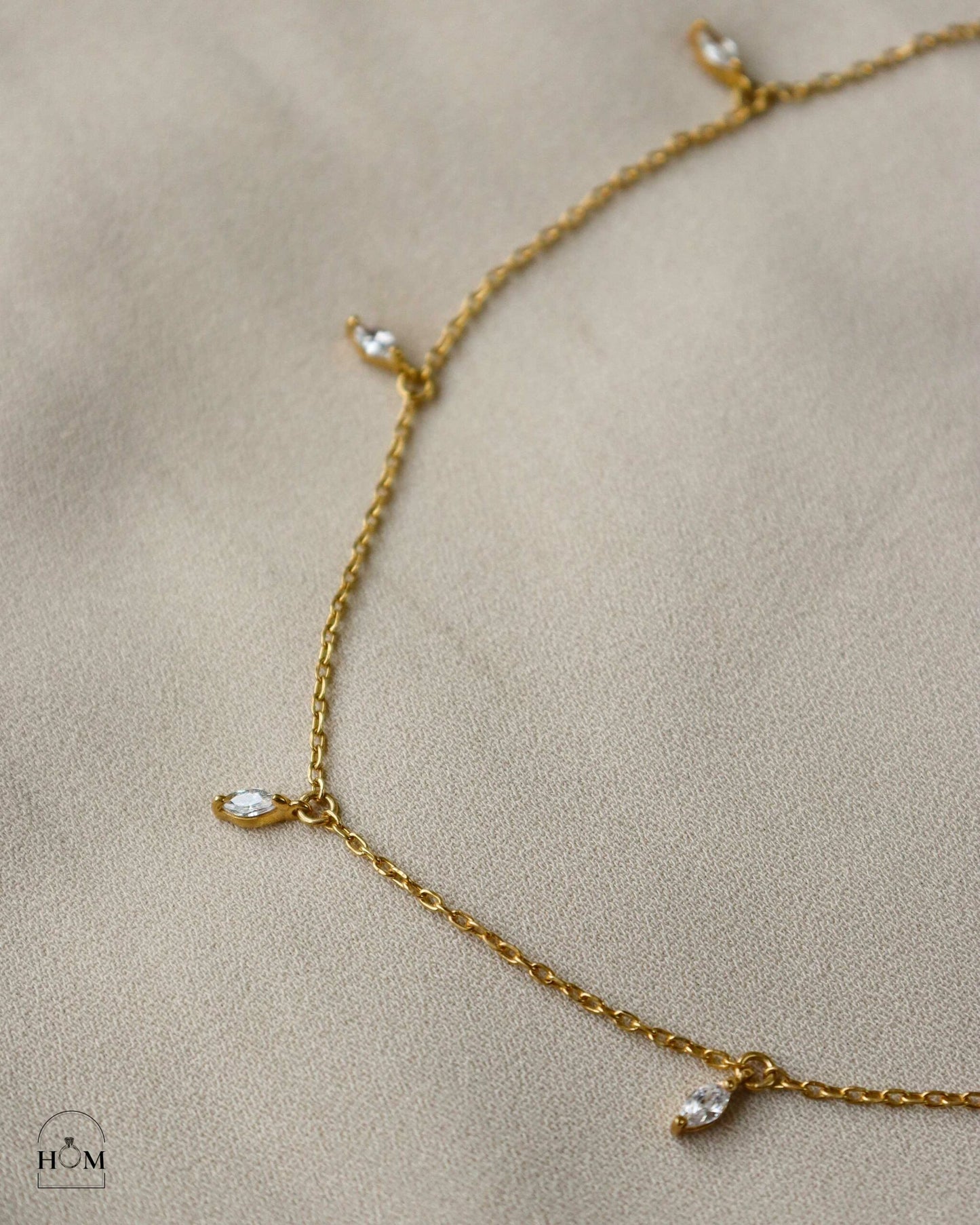 LILY NECKLACE