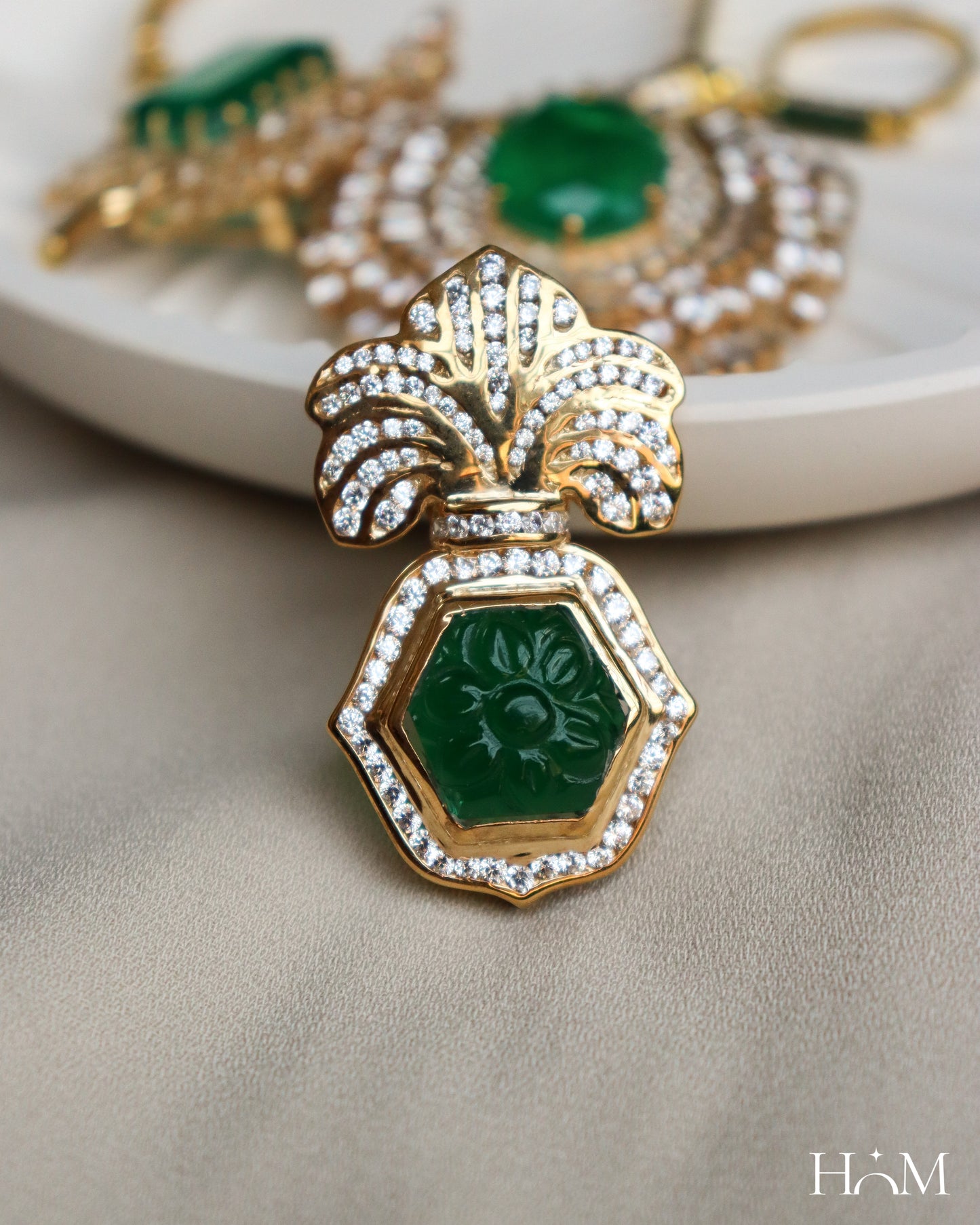 CROWN BROOCH